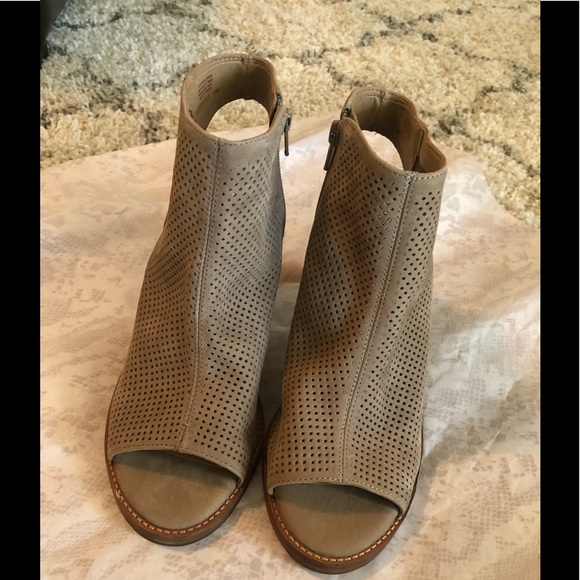 Gianni Bini Perforated Leather Side Zip Bootie 8m - Picture 1 of 5